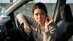 浮気か他人の忘れ物か？車内の落とし物から読み解く証拠の見極め方