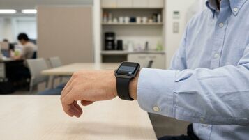 スマートウォッチの通知を隠す理由は？恋人の行動が気になるときの見極めポイント