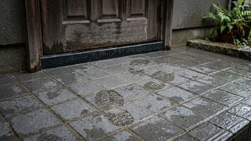 玄関前に知らない足跡があるときの対処は？空き巣のサインやマーキングの疑いと防犯対策